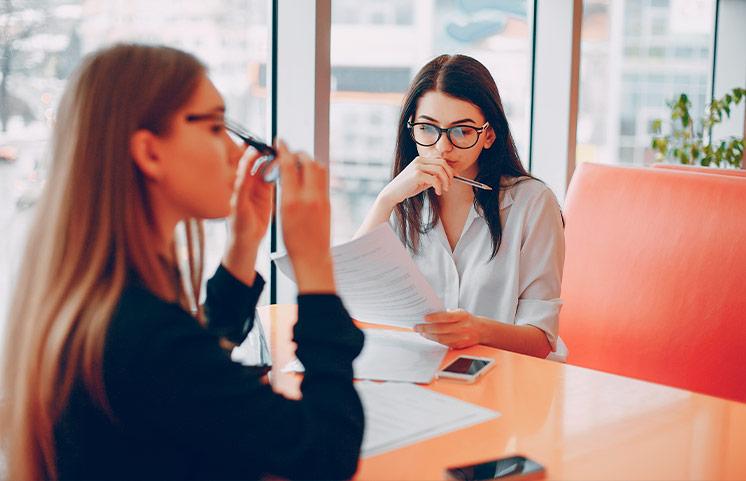 Retos en la contratación de productos de ahorro entre asociaciones y colegios profesionales y el tejido empresarial español